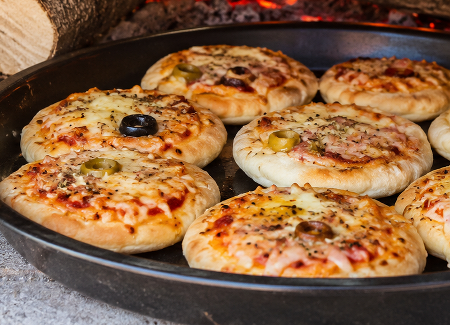 Mini pizza pops na kulatem plechu v rozpalene peci na drevo