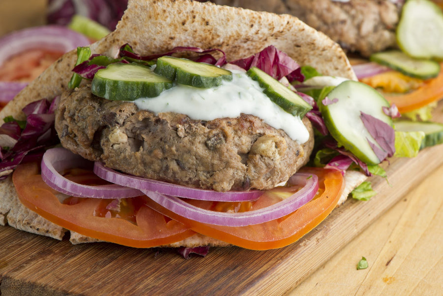 Řecké bifteki burgery plněné fetou v pita chlebu s tzatziki