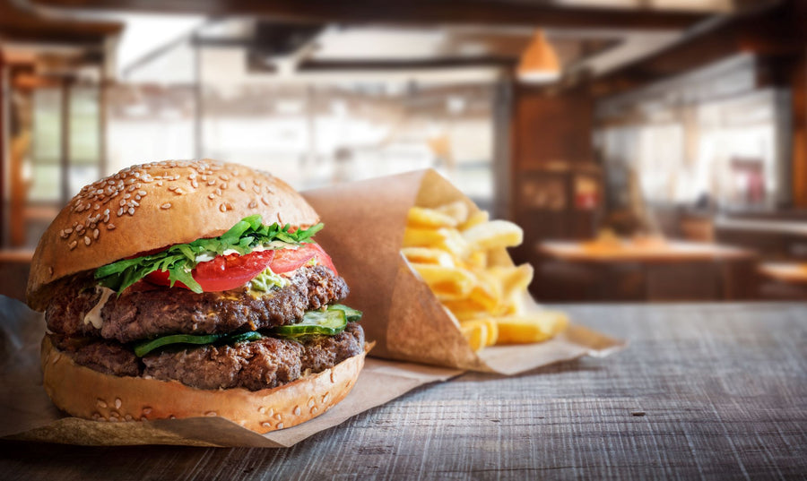 Americký grilovaný hamburger s domácí houskou