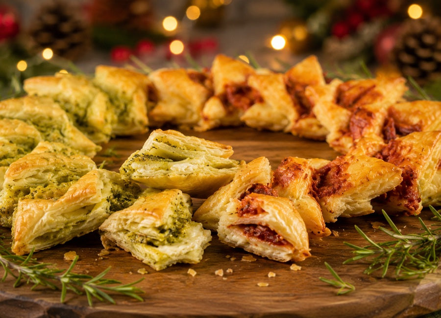 Jedlý vánoční věnec z pesto hvězd – zelené a červené pesto