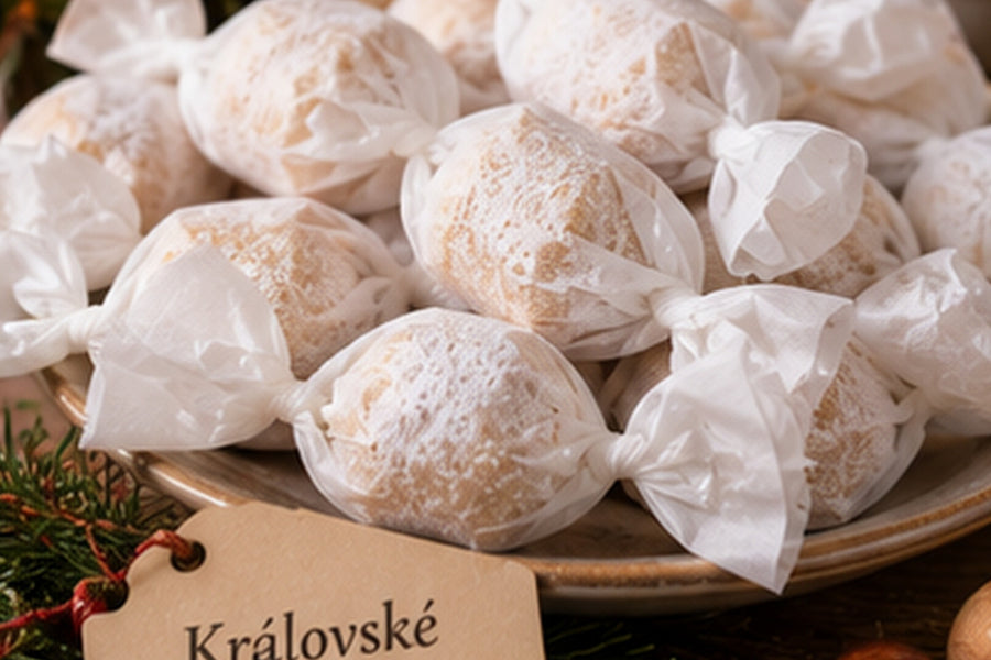 Hotové Královské cukroví zabalené do bílého papíru jako bonbonky