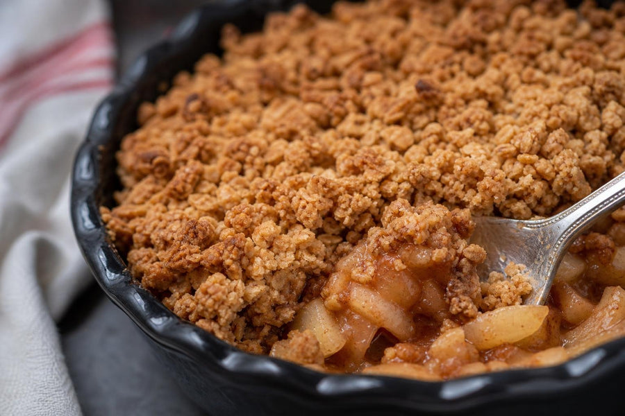 Detail hotového pokrmu Jablečný proteinový crumble bez lepku.