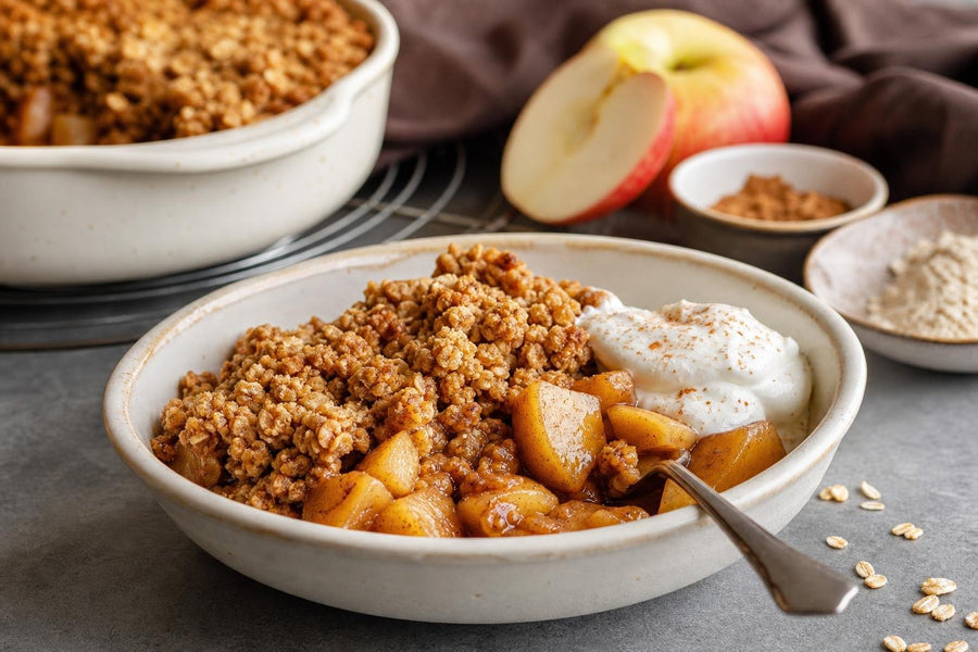Naservírovaný recept Jablečný proteinový crumble bez lepku na stole.