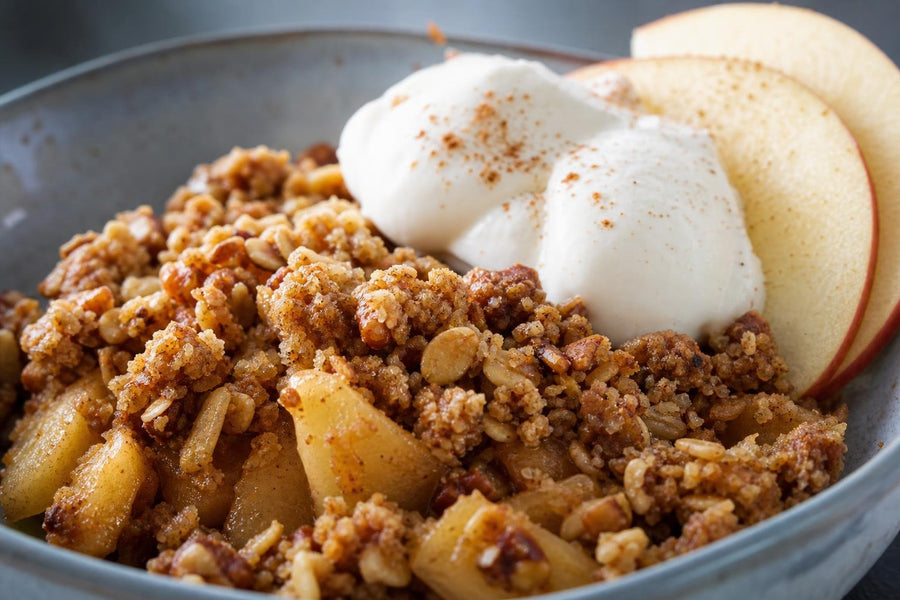 Detail textury a ozdoby receptu Jablečný proteinový crumble bez lepku.