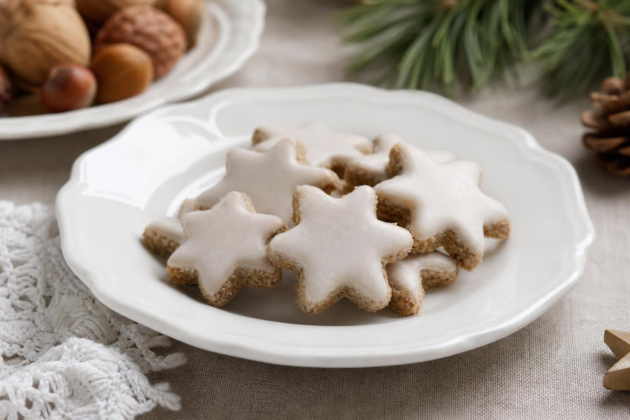 Naservírovaný recept Skořicové hvězdy – bezlepkové vánoční cukroví na stole.
