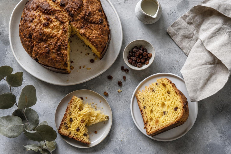Pohled shora na servírování receptu Italský panettone.