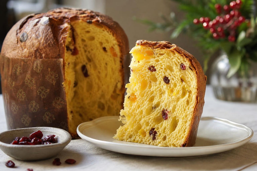 Naservírovaný recept Italský panettone na stole.