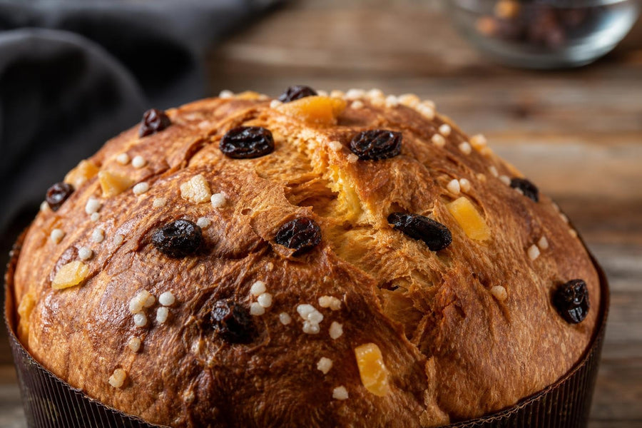 Detail textury a ozdoby receptu Italský panettone.