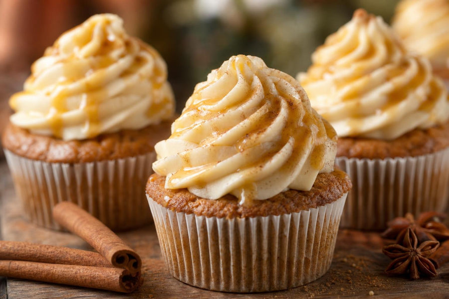 Detail hotového pokrmu Jablečné cupcakes s vánočním kořením a máslovým javorovým krémem.