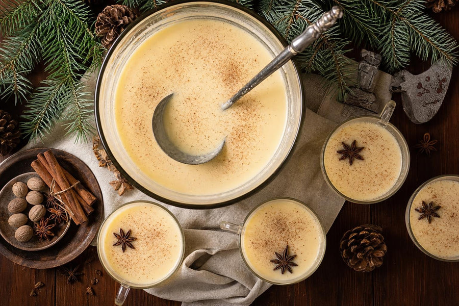Pohled shora na servírování receptu Vánoční eggnog.