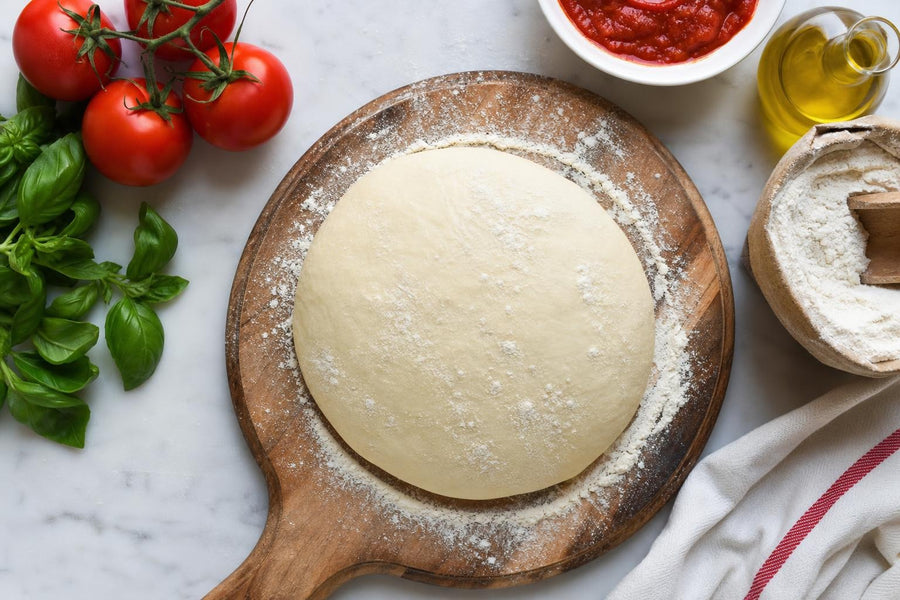 Pohled shora na servírování receptu Originální italské těsto na pizzu.