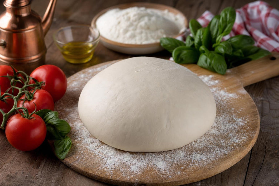 Naservírovaný recept Originální italské těsto na pizzu na stole.