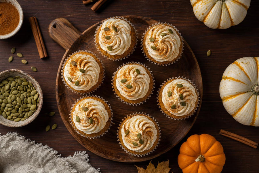 Pohled shora na servírování receptu Dýňové cupcakes s pumpkin spice.