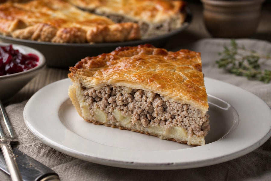 Naservírovaný recept Kanadský masový koláč Tourtière na stole.