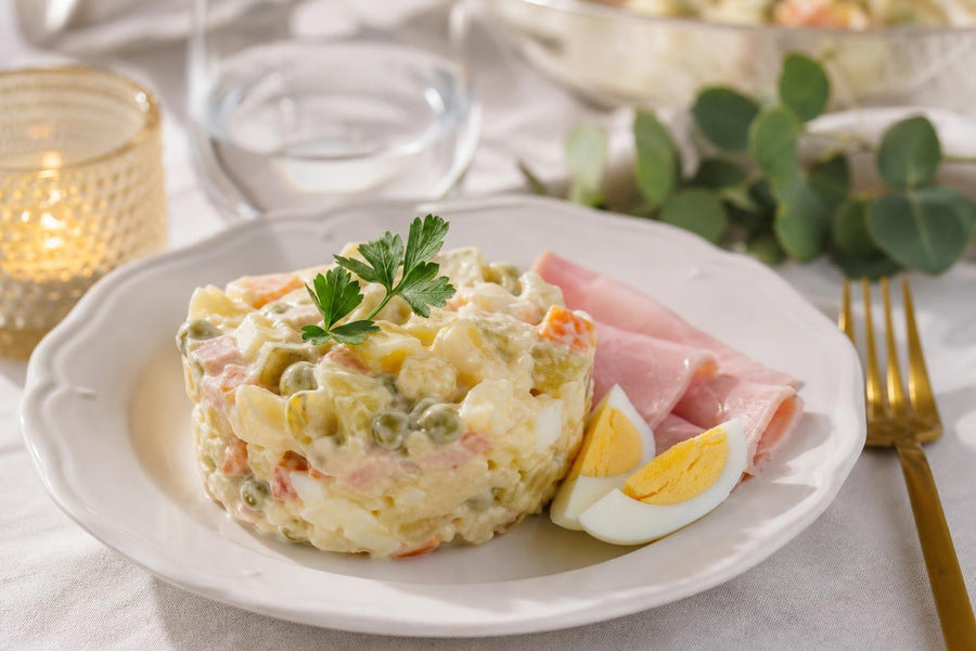 Naservírovaný recept Sváteční bramborový salát od Majkla na stole.