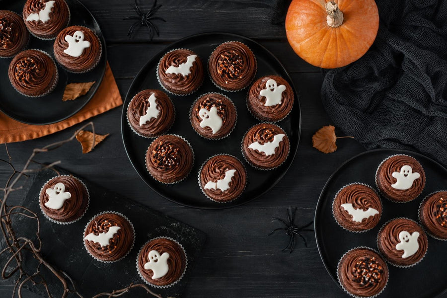 Pohled shora na servírování receptu Čokoládové cupcakes s halloweenskou dekorací.
