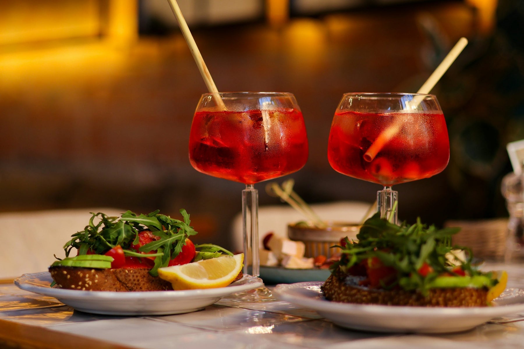 Světlý stůl s aperitivem, olivami, sýry a drobným občerstvením v příjemné podzimní atmosféře.