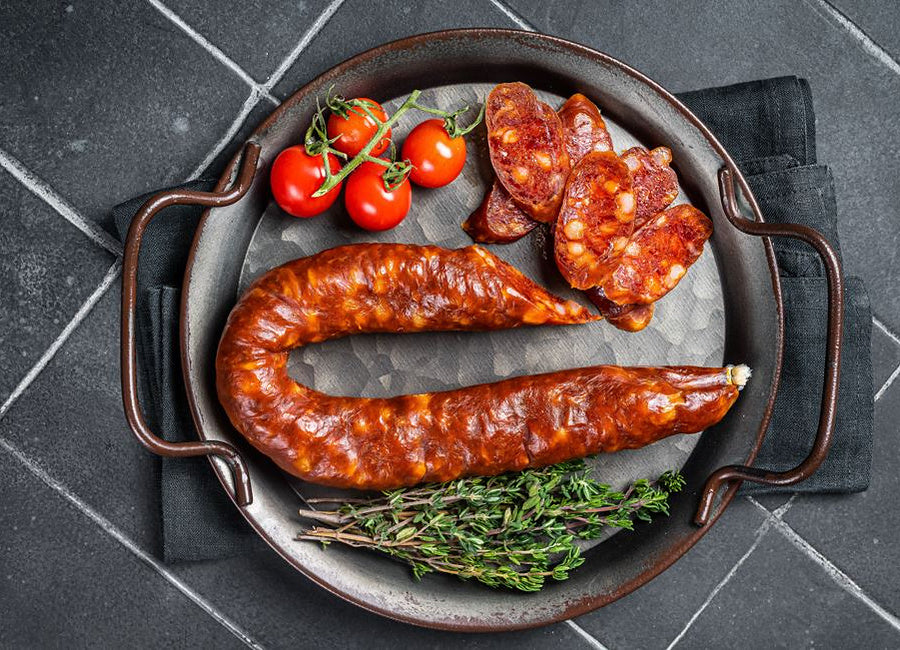 Španělské chorizo připravené na křupavé dokončení dýňové polévky