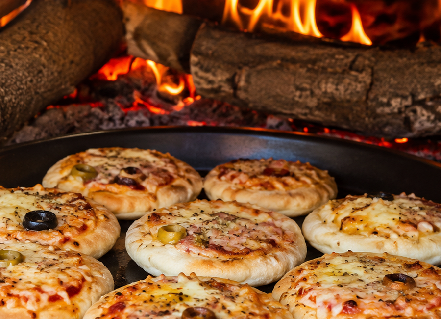 Mini pizza pops pecene u plamenu v rustikalni peci na drevo