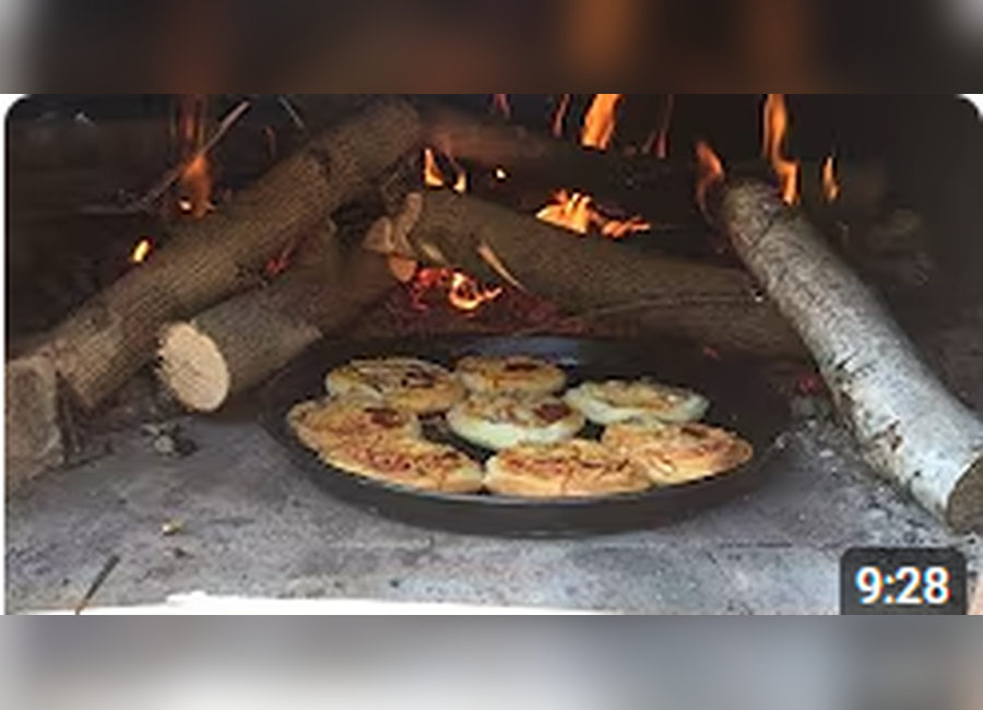 Originalni YouTube nahled receptu Mini pizza pops s plechem malych pizz v peci na drevo