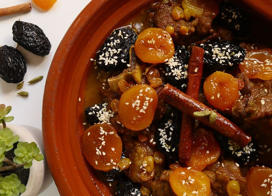 Detail sladko-slaného marockého tajine s jehněčím a sušeným ovocem