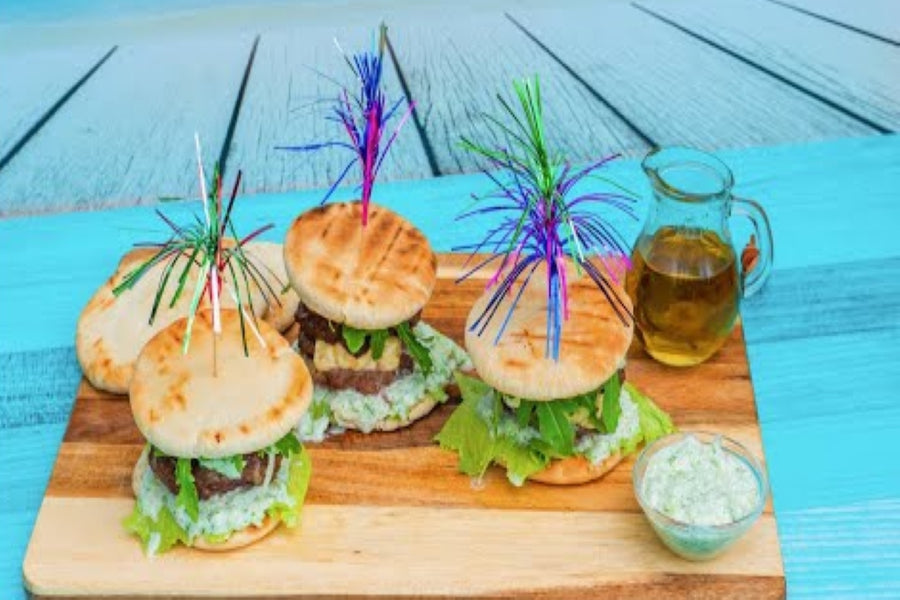 Řecké bifteki burgery plněné fetou s tzatziki