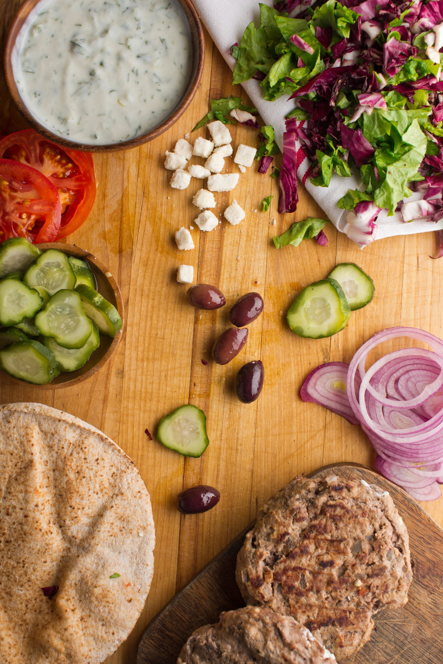 Řecké bifteki burgery plněné fetou v pita chlebu s tzatziki