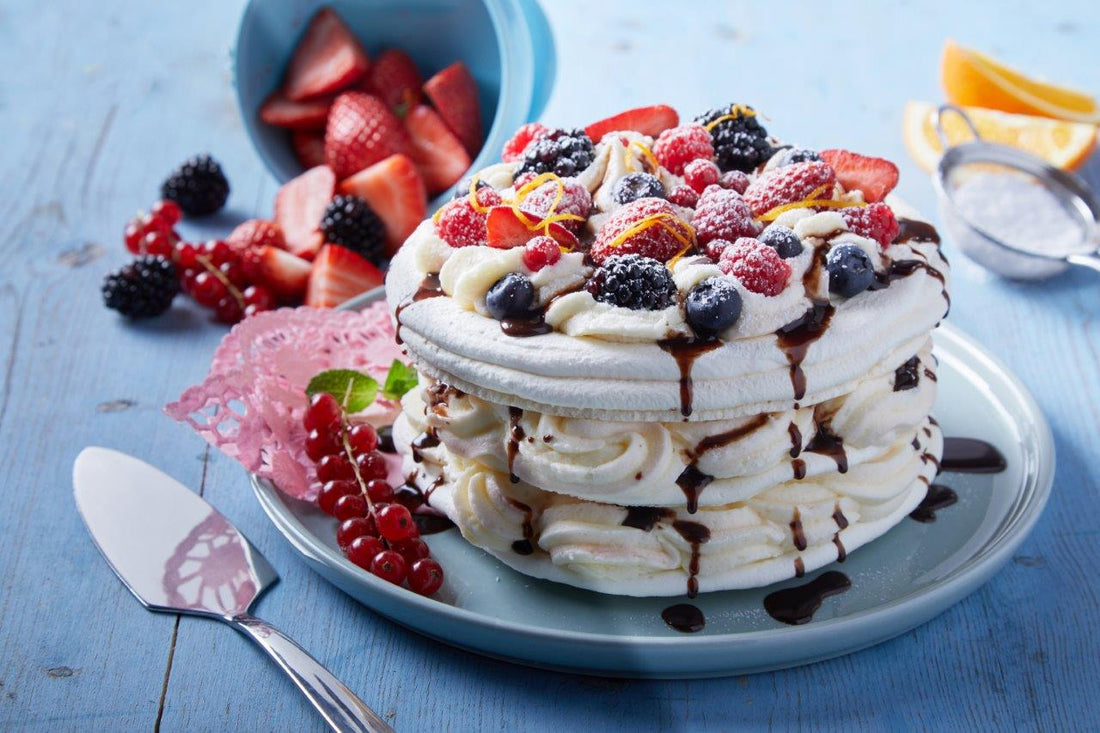 Čokoládový dort Pavlova s pusinkovým věncem, šlehačkou a jahodami