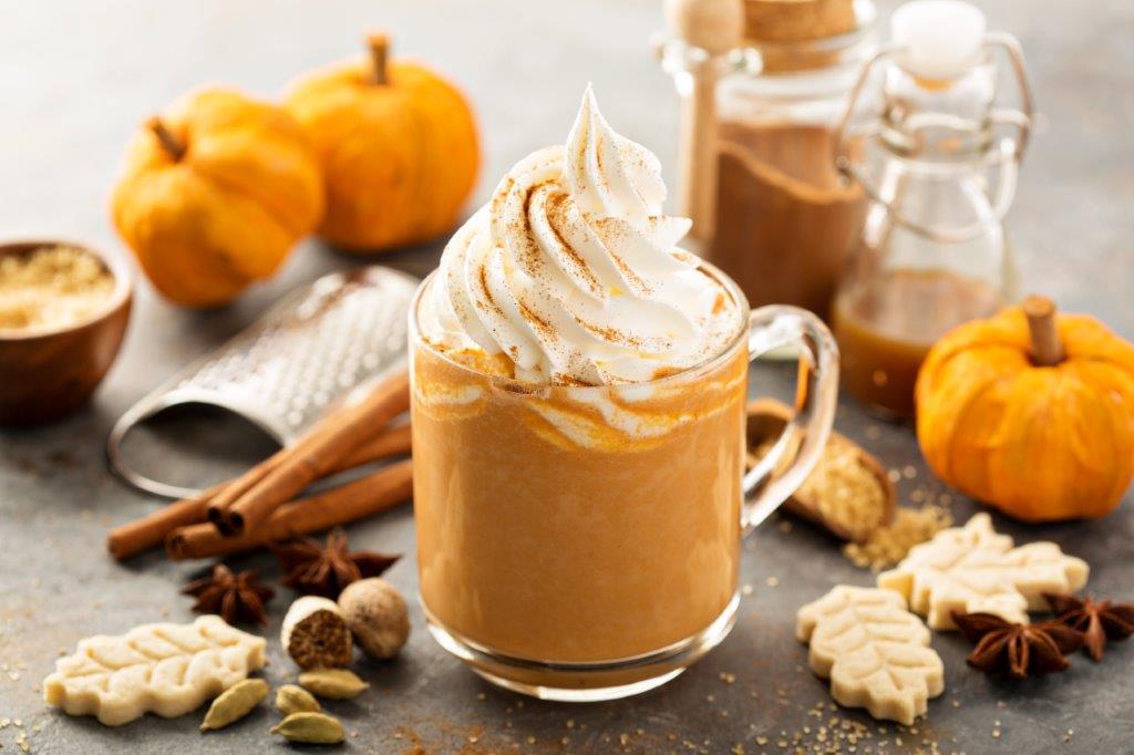 Dýňové latté se šlehačkou, skořicí, dýněmi a podzimním kořením