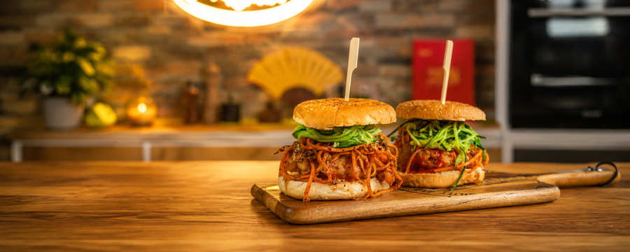 Korejský smažený kuřecí burger — křupavý burger s kimchi salátkem