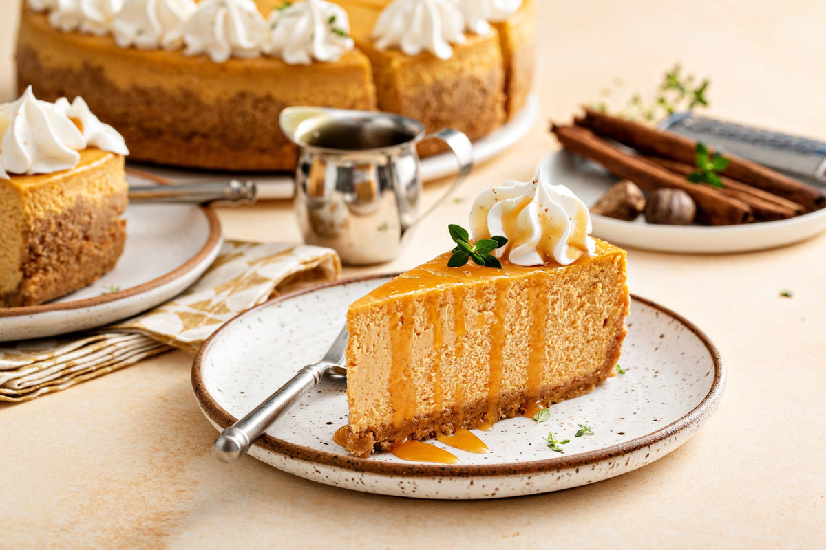 Nepečený dýňový cheesecake s pumpkin spice, šlehačkou a karamelovou omáčkou