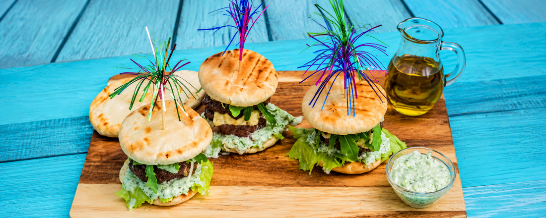 Řecké bifteki burgery plněné fetou v pita chlebu s tzatziki