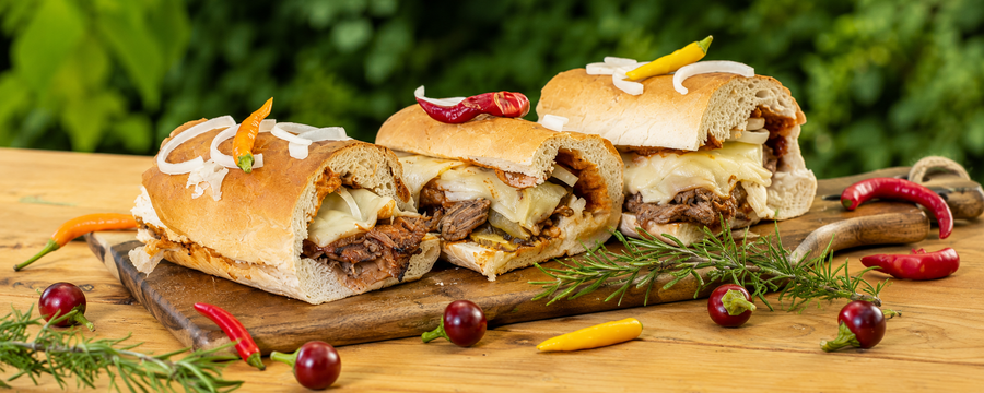 Sendvič s grilovanými žebry a BBQ omáčkou