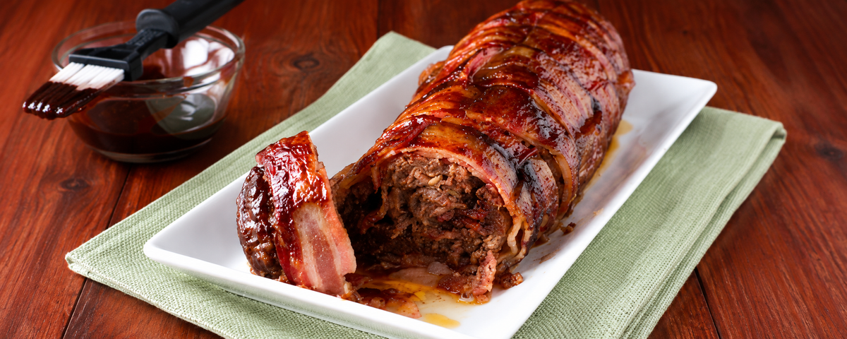 Slaninová bomba s čedarem a domácí BBQ omáčkou