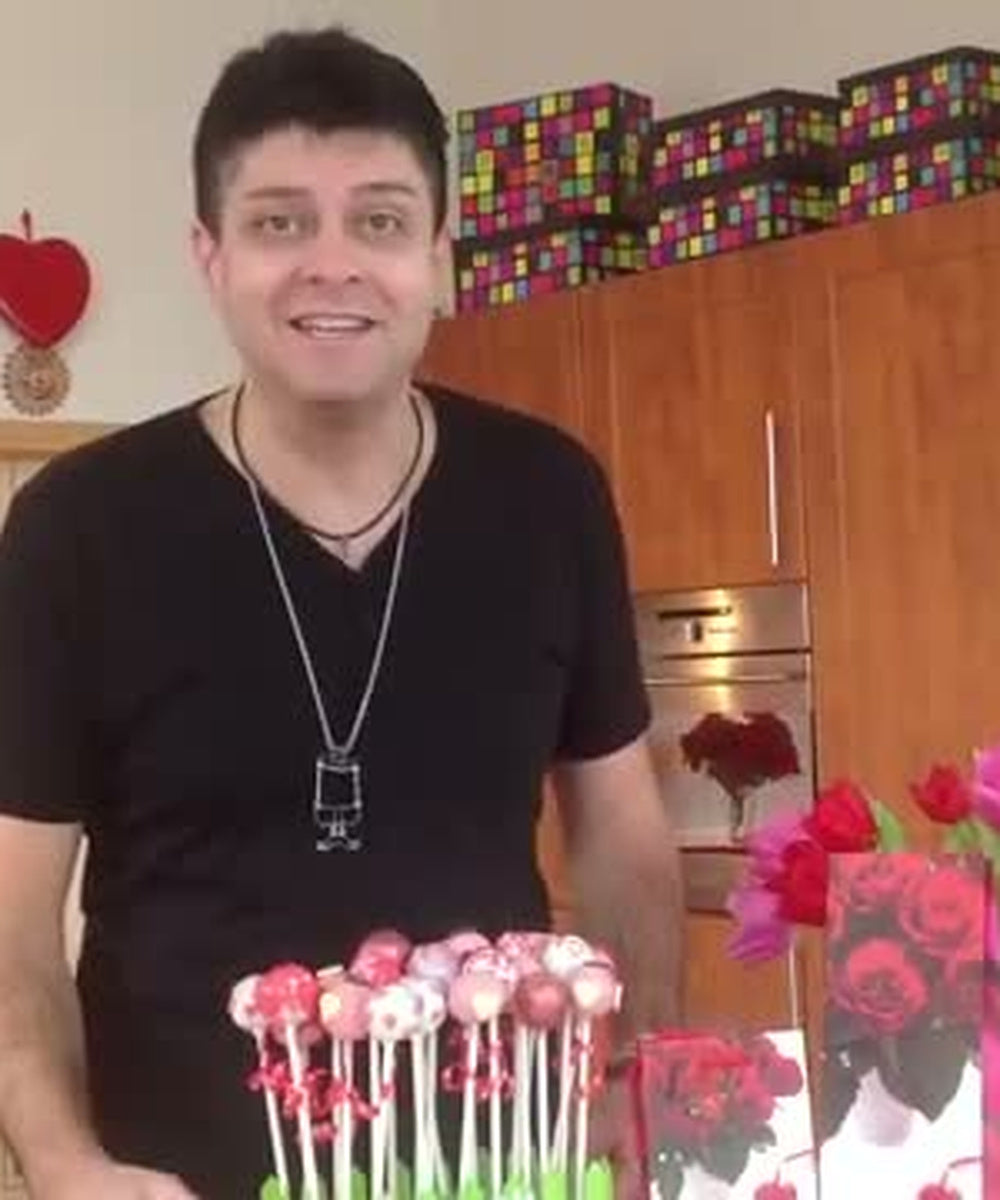 Majkl s hotovými dortovými lízátky z red velvet korpusu ve stojánku
