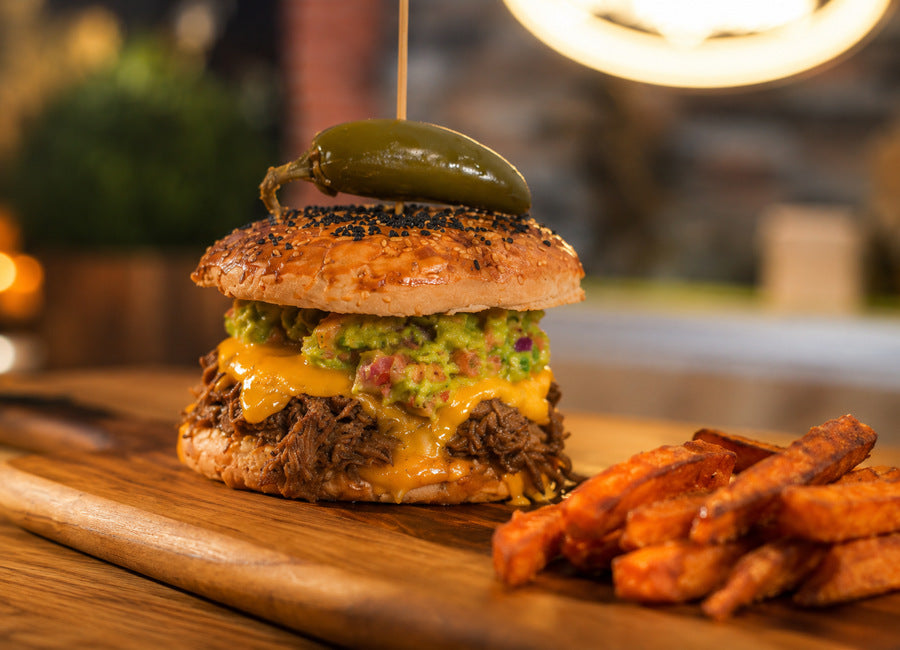 El Bandito Burger s trhaným hovězím, guacamole a Tajín majonézou