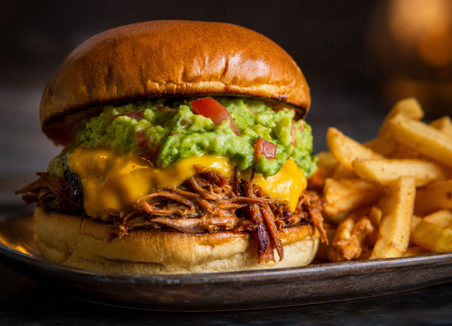 El Bandito Burger s trhaným hovězím, guacamole a Tajín majonézou