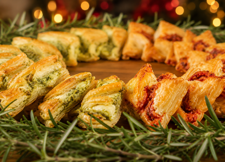 Jedlý vánoční věnec z pesto hvězd – zelené a červené pesto - detail 5