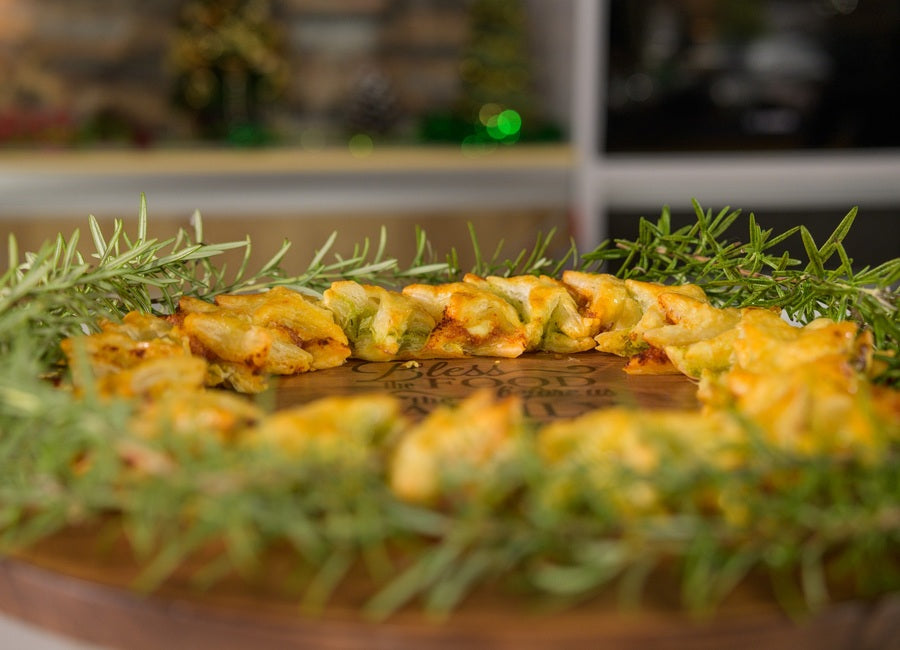 Jedlý vánoční věnec z pesto hvězd – zelené a červené pesto