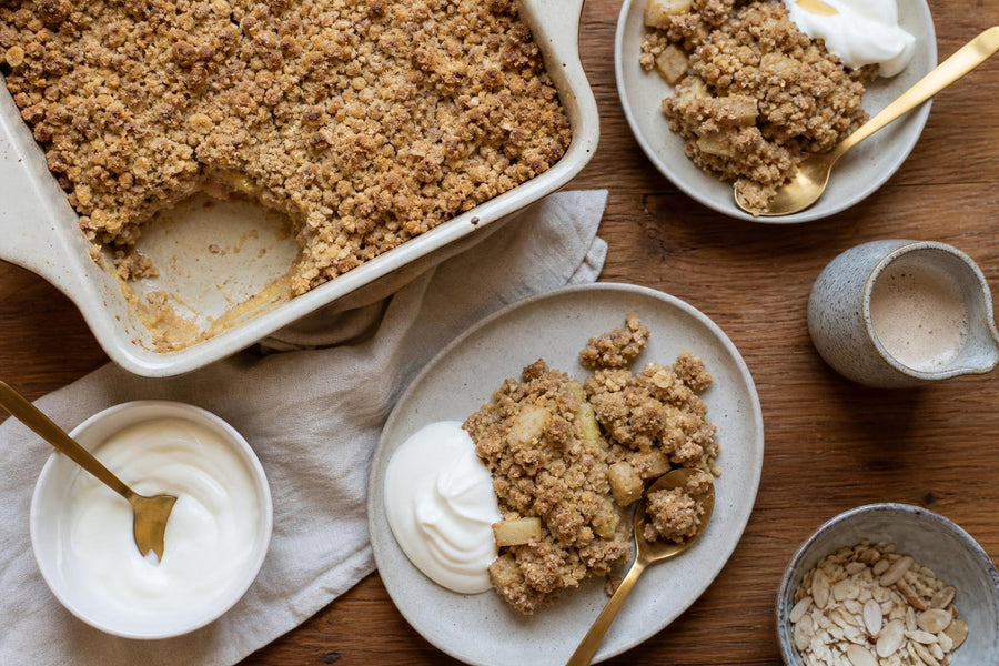 Pohled shora na servírování receptu Jablečný proteinový crumble bez lepku.