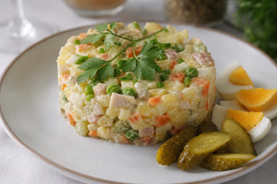 Naservírovaný recept Ruský bramborový salát Olivier na stole.