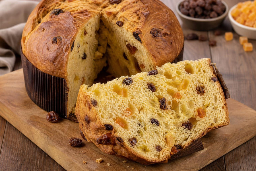 Detail hotového pokrmu Italský panettone.