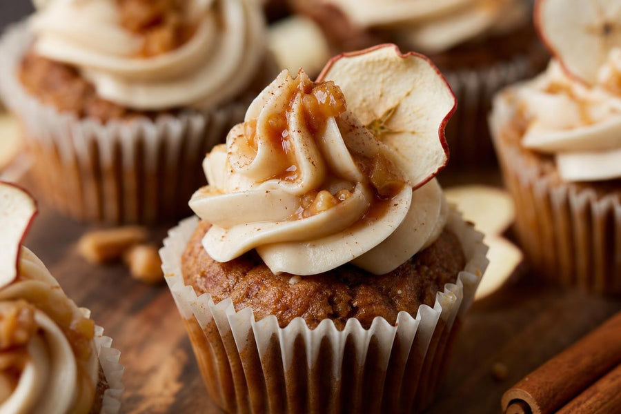 Detail textury a ozdoby receptu Jablečné cupcakes s vánočním kořením a máslovým javorovým krémem.