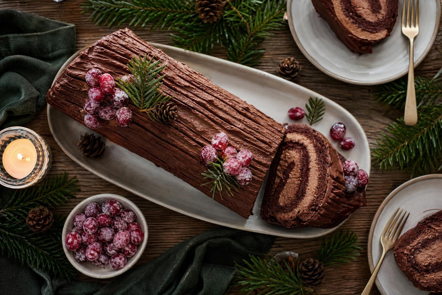 Pohled shora na servírování receptu Bûche de Noël – francouzská vánoční roláda.