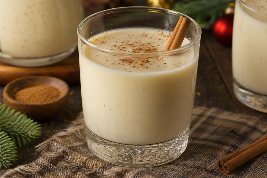 Detail hotového pokrmu Vánoční eggnog.