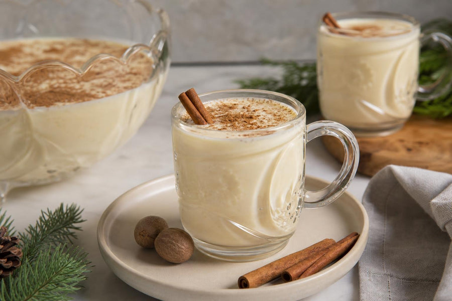 Naservírovaný recept Vánoční eggnog na stole.