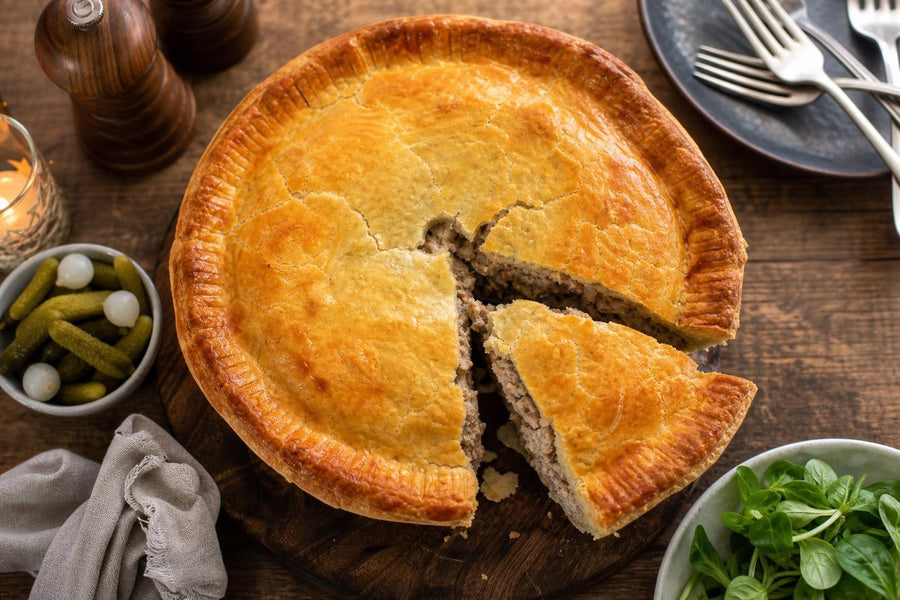 Pohled shora na servírování receptu Kanadský masový koláč Tourtière.