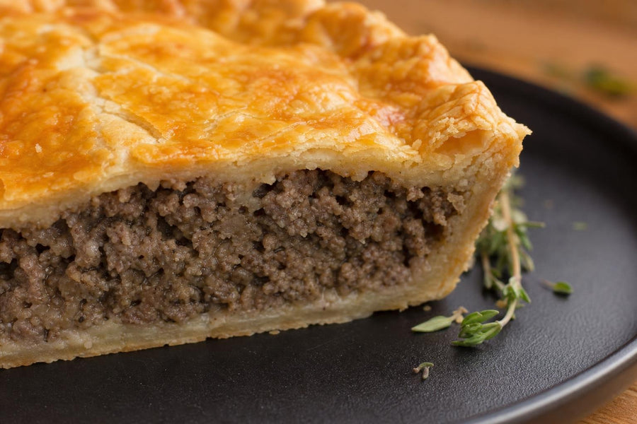 Detail textury a ozdoby receptu Kanadský masový koláč Tourtière.