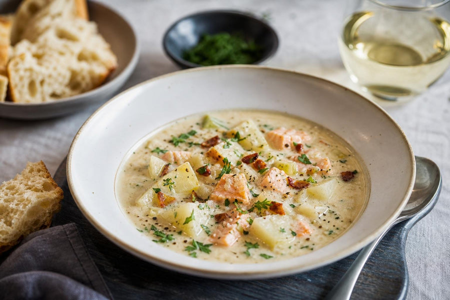 Stylová food fotografie receptu Slavnostní rybí chowder ze Seattlu.