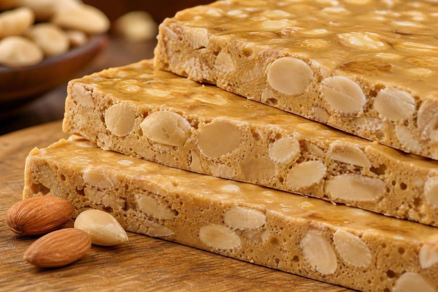 Detail hotového pokrmu Španělský vánoční turrón.